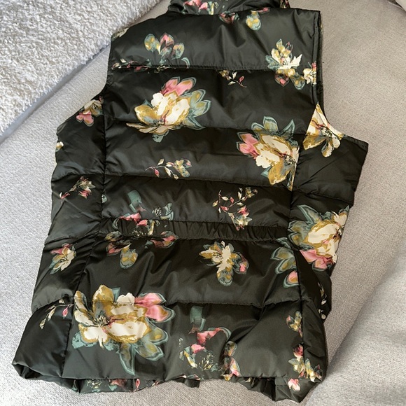 NWT❤️ Land’s End Florist Night Floral Down Vest sold out/discontinued! - Picture 3 of 5